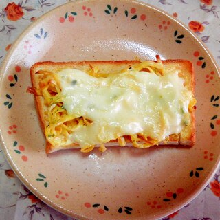 錦糸卵とチーズのトースト